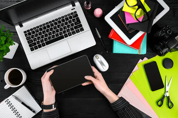 Bilgisayarda Office çalışan işkadını havai görünümü