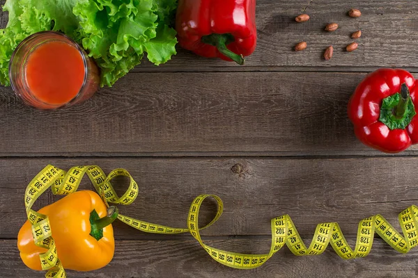 Sebzeli Fitness kavramı. Fitness motivasyon santimetre ile. Fitness sebep. Biber.