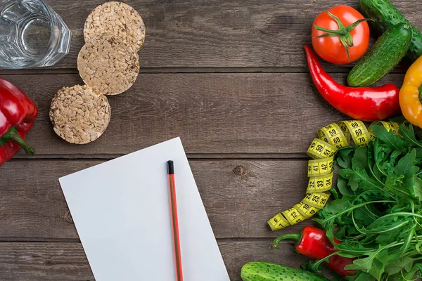 su ile sebze ve tablo yakın çekim üzerinde ölçüm bandı