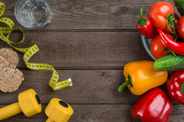 su ile sebze ve tablo yakın çekim üzerinde ölçüm bandı