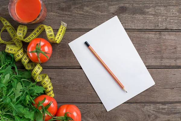 Bicchiere di succo di pomodoro con verdure e nastro di misurazione sul tavolo primo piano — Foto Stock