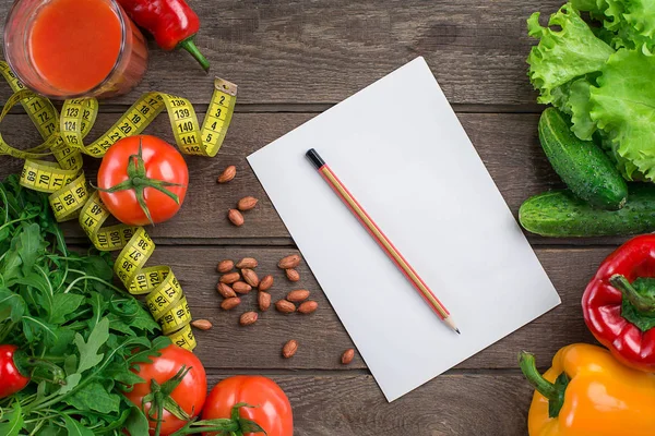 Bardak domates suyu ile sebze ve tablo yakın çekim üzerinde ölçüm bandı — Stok fotoğraf
