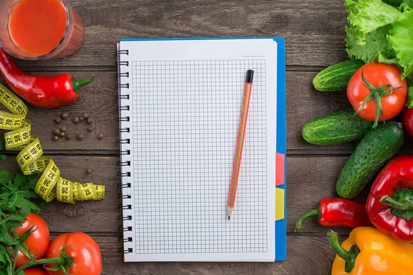 Bardak domates suyu ile sebze ve tablo yakın çekim üzerinde ölçüm bandı