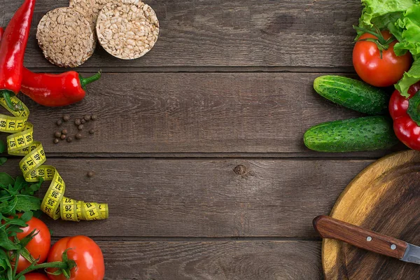 Spor ve diyet. Sebze ve santimetre. Biber, domates, salata rustik arka plan üzerinde