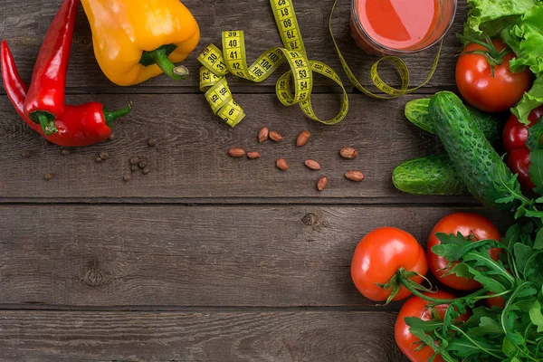 Copo de suco de tomate com legumes e fita métrica na mesa de close-up — Fotografia de Stock