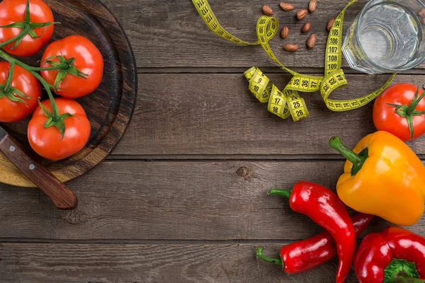 Desporto e dieta. Legumes e centímetro. Pimentos, tomates, salada em fundo rústico — Fotografia de Stock