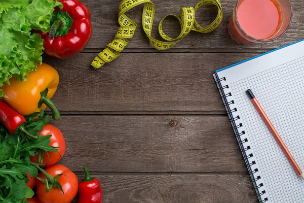 Desporto e dieta. Legumes e centímetro. Pimentos, tomates, salada em fundo rústico — Fotografia de Stock