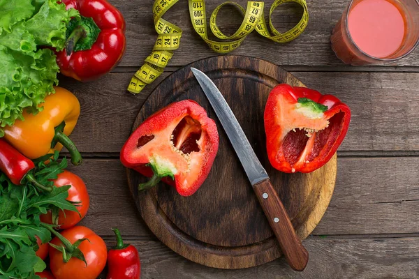 Bardak domates suyu ile sebze ve tablo yakın çekim üzerinde ölçüm bandı