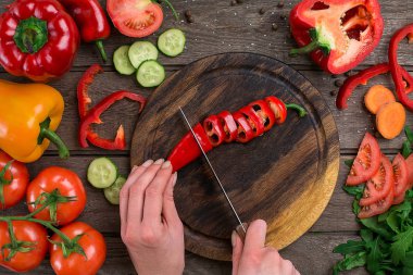Erkek kesme biber masada, üstten görünüm eller