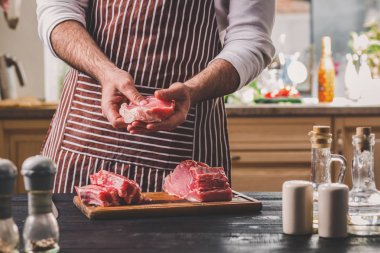 Yemek hazırlanması. Yemek, et Dana bonfile işleme. Kişi mans el et - tuz, karabiber ile sprinkles dinlendirir.