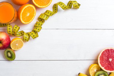 Fitness kavramı ile meyve, bir bardak meyve suyu ve santimetre. Üstten Görünüm arka plan kavramı.