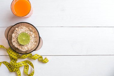 Yulaf ezmesi ve beyaz zemin üzerine suyu ile Servis Kahvaltı