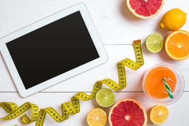 Fitness kavramı ile meyve, bir bardak meyve suyu ve santimetre. Üstten Görünüm arka plan kavramı.