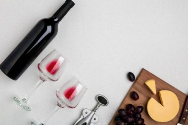 Şarap, gözlük ve tirbuşon beyaz arka plan üzerinde. Üstten Görünüm