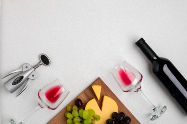 Şarap, gözlük ve tirbuşon beyaz arka plan üzerinde. Üstten Görünüm