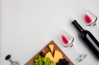 Şarap, gözlük ve tirbuşon beyaz arka plan üzerinde. Üstten Görünüm