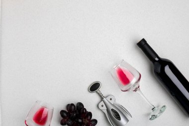 Şarap, gözlük ve tirbuşon beyaz arka plan üzerinde. Üstten Görünüm