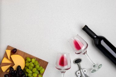 Şarap, gözlük ve tirbuşon beyaz arka plan üzerinde. Üstten Görünüm