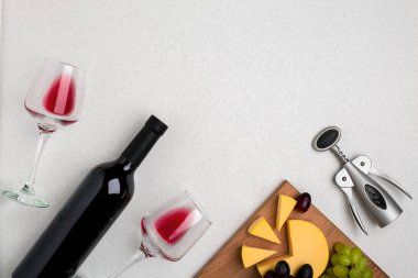 Şarap, gözlük ve tirbuşon beyaz arka plan üzerinde. Üstten Görünüm