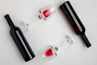 Kırmızı ve beyaz şarap şişeleri ve gözlük, üstten görünüm