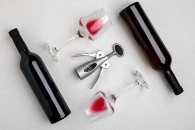 Kırmızı ve beyaz şarap şişeleri ve gözlük, üstten görünüm