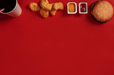 Burger ve Nuggets. Fast food kırmızı zemin üzerine.