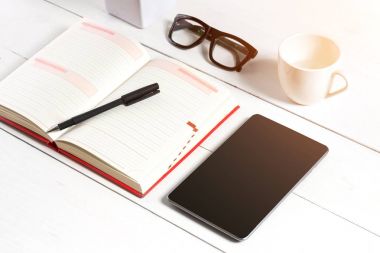 Şık minimalist çalışma alanı tablet ve defter ve gözlük düz yatıyordu tarzı ile. Beyaz arka plan.