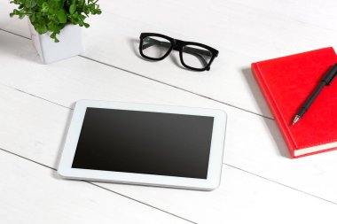 Şık minimalist çalışma alanı tablet ve defter ve gözlük düz yatıyordu tarzı ile. Beyaz arka plan.