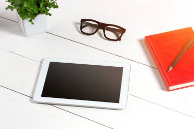 Şık minimalist çalışma alanı tablet ve defter ve gözlük düz yatıyordu tarzı ile. Beyaz arka plan.
