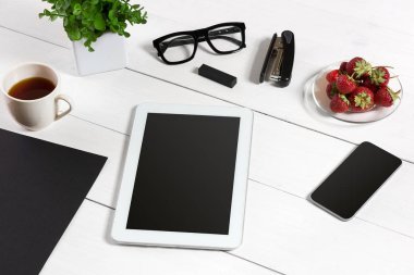 Tablet, boş levha, gözlük ve kahve fincanı ofis ahşap tablo