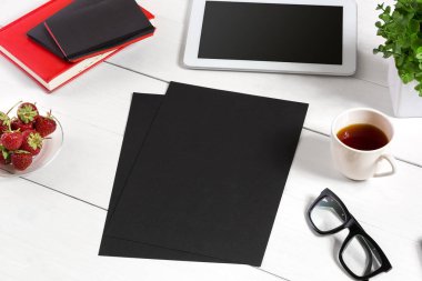 Şık minimalist çalışma alanı tablet ve defter ve gözlük düz yatıyordu tarzı ile. Beyaz arka plan.