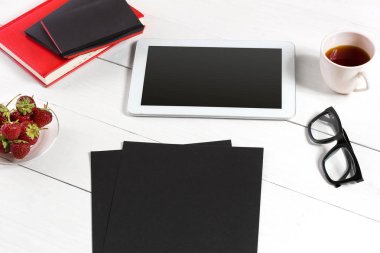 Şık minimalist çalışma alanı tablet ve defter ve gözlük düz yatıyordu tarzı ile. Beyaz arka plan.