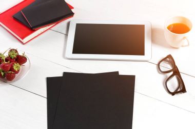 Şık minimalist çalışma alanı tablet ve defter ve gözlük düz yatıyordu tarzı ile. Beyaz arka plan.