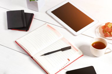 Şık minimalist çalışma alanı tablet ve defter ve gözlük düz yatıyordu tarzı ile. Beyaz arka plan.