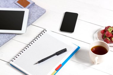 Şık minimalist çalışma alanı tablet ve defter ve gözlük düz yatıyordu tarzı ile. Beyaz arka plan.