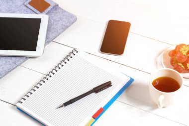 Şık minimalist çalışma alanı tablet ve defter ve gözlük düz yatıyordu tarzı ile. Beyaz arka plan.