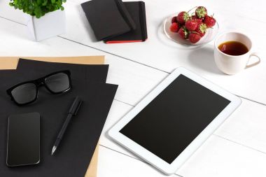 Tablet, boş levha, gözlük ve kahve fincanı ofis ahşap tablo