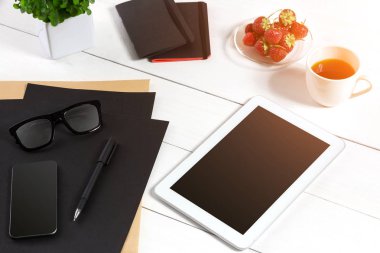 Tablet, boş levha, gözlük ve kahve fincanı ofis ahşap tablo