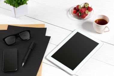 Tablet, boş levha, gözlük ve kahve fincanı ofis ahşap tablo