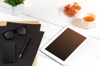 Tablet, boş levha, gözlük ve kahve fincanı ofis ahşap tablo