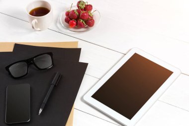 Tablet, boş levha, gözlük ve kahve fincanı ofis ahşap tablo