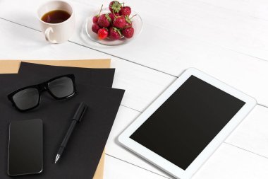 Tablet, boş levha, gözlük ve kahve fincanı ofis ahşap tablo