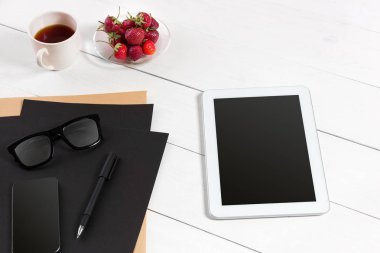Tablet, boş levha, gözlük ve kahve fincanı ofis ahşap tablo