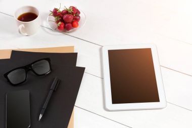 Tablet, boş levha, gözlük ve kahve fincanı ofis ahşap tablo