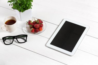 Saksıyı, gözlük, beyaz masaüstü tablete