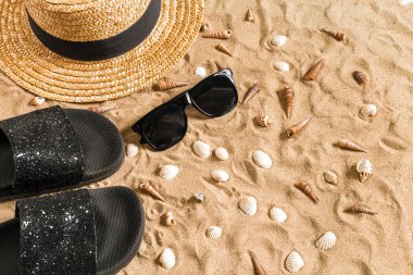 Beachwear, flip flop, şapka, güneş gözlüğü ve kabukları üzerinde kum plaj yaz.