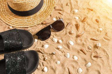 Beachwear, flip flop, şapka, güneş gözlüğü ve kabukları üzerinde kum plaj yaz.
