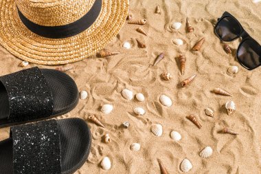 Beachwear, flip flop, şapka, güneş gözlüğü ve kabukları üzerinde kum plaj yaz.