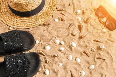 Beachwear, flip flop, şapka, güneş gözlüğü ve kabukları üzerinde kum plaj yaz.