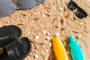 Yaz bikini ve Aksesuar şık plaj seti, plaj bikini yaz kıyafeti ve deniz arka plan olarak, üst görünüm, kavramı kum